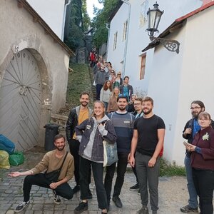 Archa - Účastníci+JUA+2022+počas+exkurzie+v+historických+uličkách+Banskej+Štiavnice_Foto_Katarína+Terao+Vošková