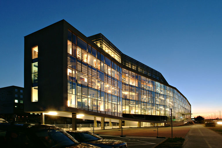 Dom nábytku Atrium, Bratislava, Ľ.Závodný, P.Vodrážka, J.Sumbal, D.Michalák, D.Priehoda